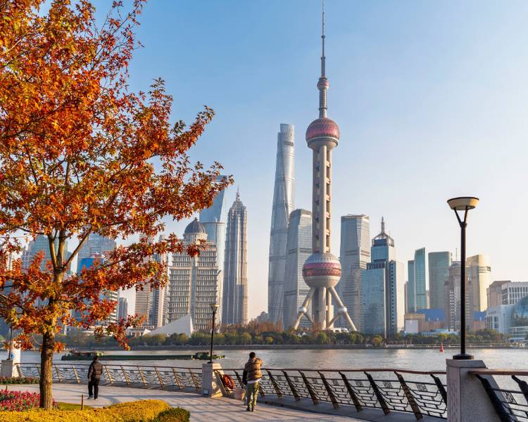 Shanghai The Bund vào mùa lá phong đỏ.