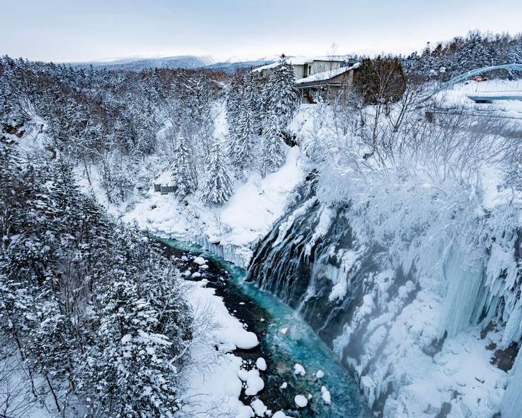 Khung cảnh hùng vĩ của Shirahige Waterfall vào mùa đông.
