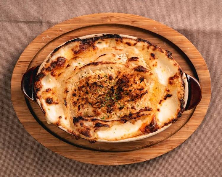 Món khoai tây nướng phủ bơ đặc trưng của Biei được lòng rất nhiều du khách khi đến tham quan Shirahige Waterfall.