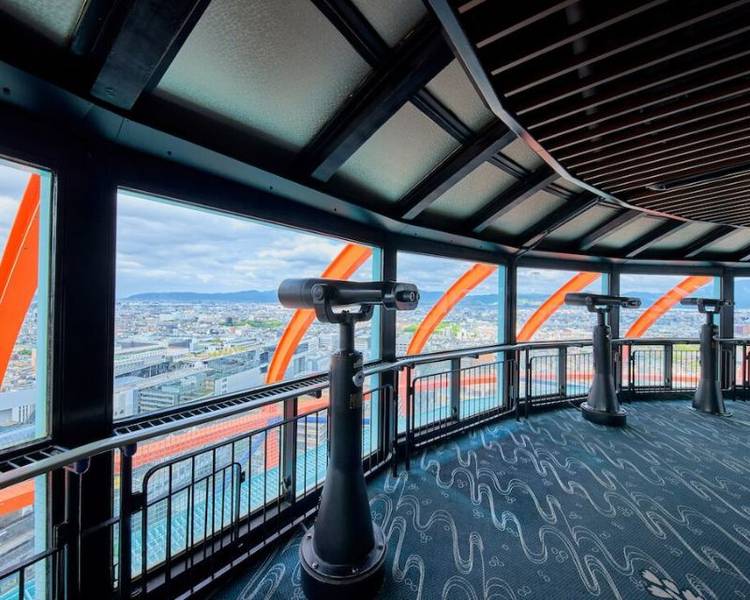 Ngắm nhìn Kyoto 360 độ từ đài quan sát của Kyoto Tower.