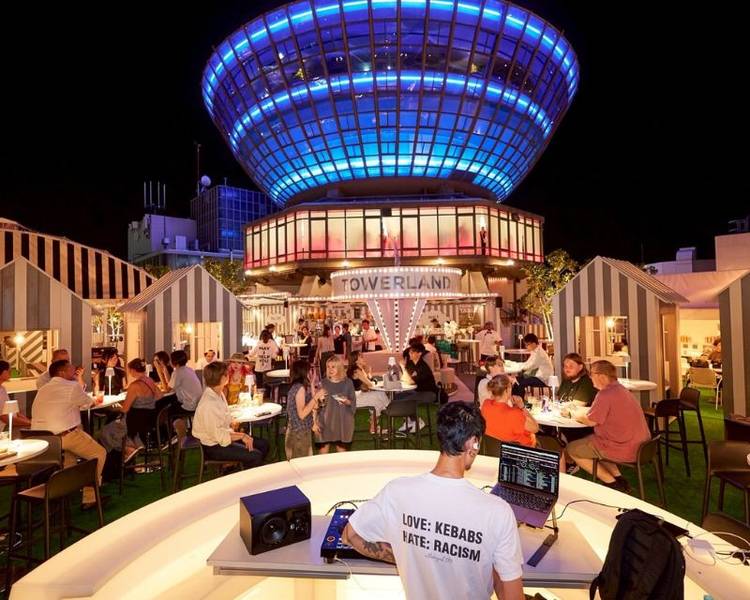 Trải nghiệm ăn uống ngoài trời trên tầng thượng vô cùng thú vị tại Kyoto Tower.