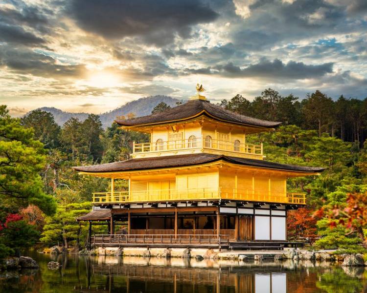 Ngôi chùa dát vàng Kinkakuji nổi tiếng ở cố đô Kyoto.