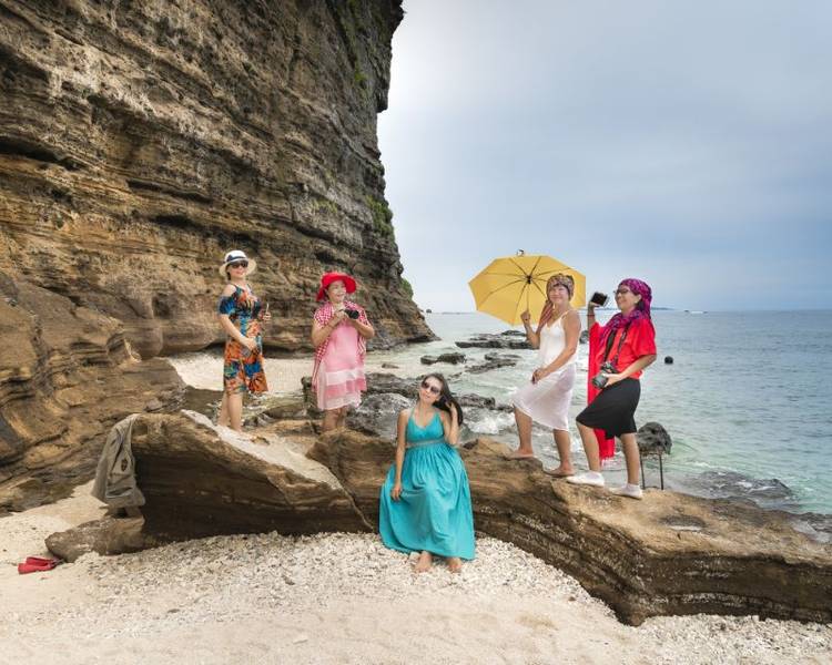 Hang Câu Lý Sơn là địa điểm thu hút rất nhiều khách du lịch.