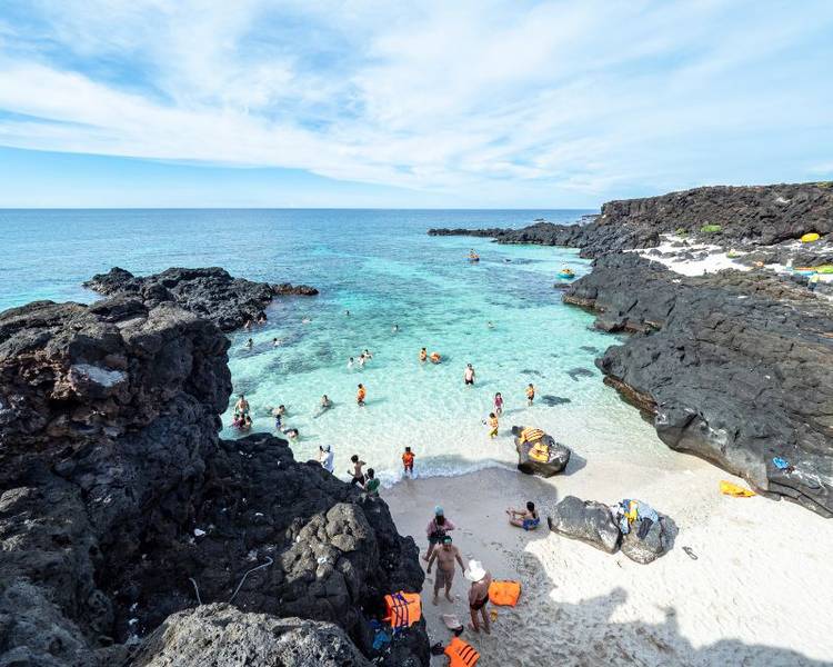 Đảo Bé Lý Sơn nổi tiếng với làn nước xanh trong vắt.