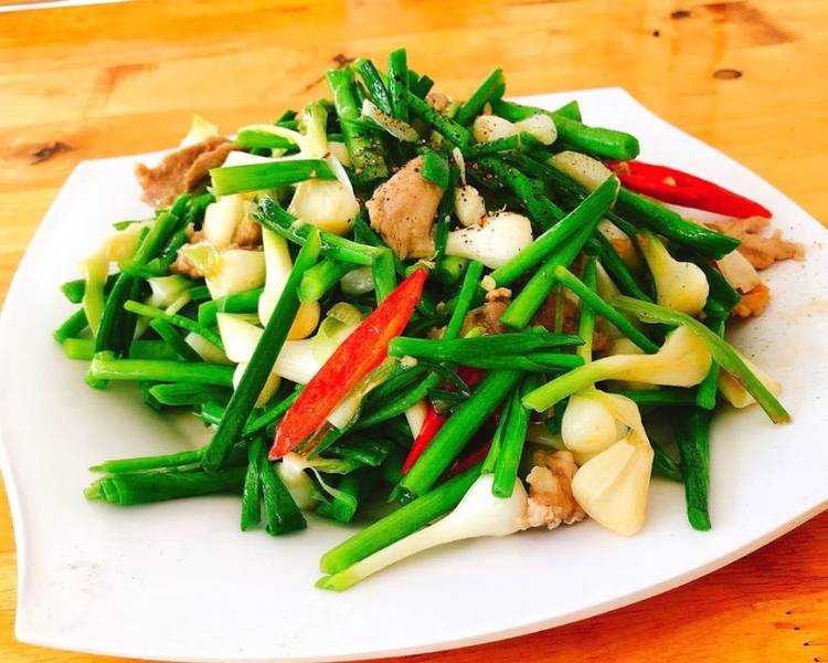 Gỏi tỏi Lý Sơn là món ăn mang tính biểu tượng của huyện đảo.