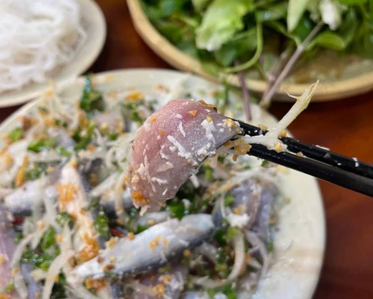 Đến với Hòn Sơn thì không thể món gỏi cá trích.