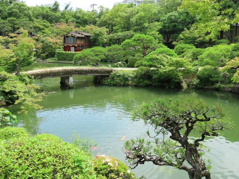 Cảnh quan thiên nhiên yên bình tại vườn Sorakuen.