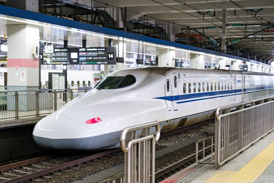 Tàu JR là phương tiện di chuyển thuận tiện và dễ dàng nhất khi du lịch Fukuoka.