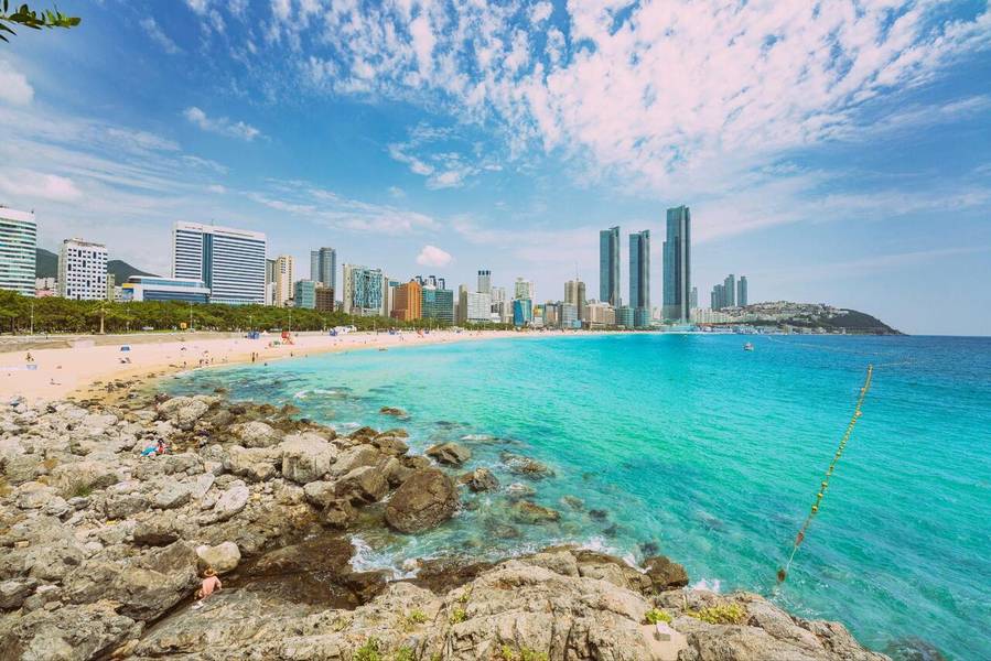 Bãi biển Haeundae nổi tiếng với cảnh sắc hoang sơ và hữu tình. 