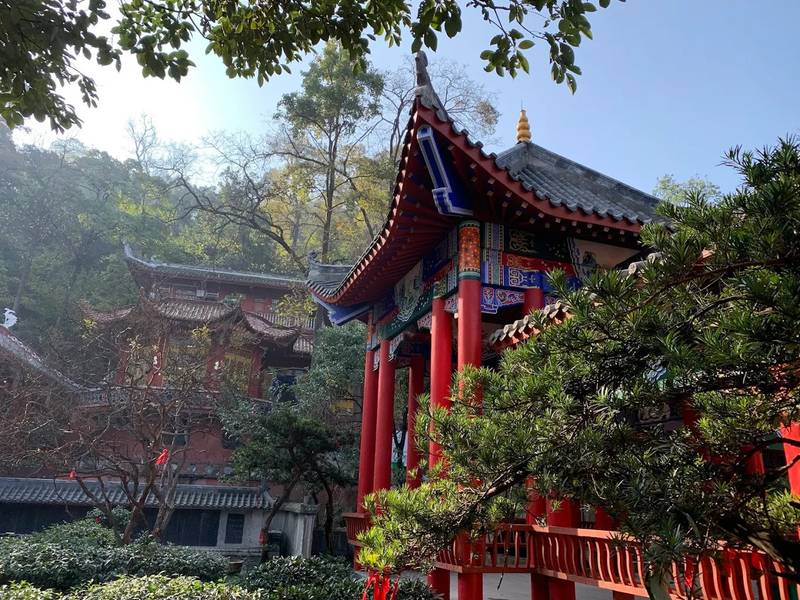 Đền Hồng Phúc tọa lạc trên đỉnh núi Qianling. 