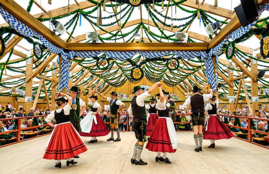 Lễ hội bia truyền thống Oktoberfest lớn nhất thế giới được tổ chức hàng năm tại Munich.