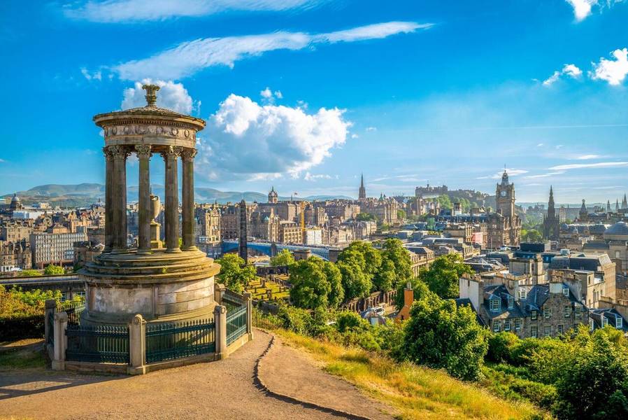 Đồi Calton với tầm nhìn toàn cảnh thành phố Edinburgh. 