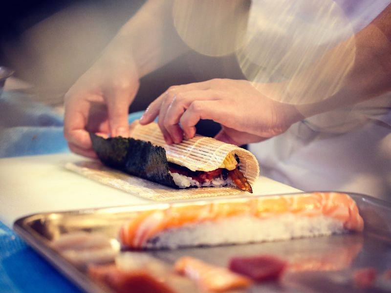 Ở nhiều nhà hàng, thực khách sẽ được ngồi quầy sushi, quan sát từng thao tác chuẩn xác của đầu bếp khi chế biến
