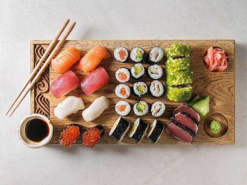 Nguyên liệu là yếu tố quyết định chất lượng của sushi trong ẩm thực Nhật Bản. Mỗi thành phần đều được chọn lọc kỹ lưỡng để đảm bảo độ tươi và hương vị tự nhiên.