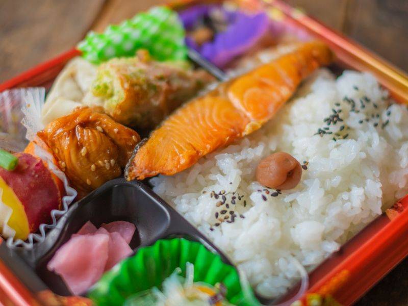 Về các loại bento phổ biến, makunouchi bento là dạng truyền thống nhất, thường gồm cơm trắng, cá nướng, trứng cuộn và rau củ.