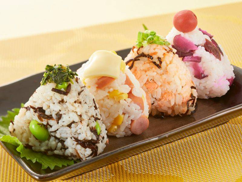 Onigiri nhân mơ muối, cá ngừ sốt mayonnaise và  rong biển kombu đều là những lựa chọn quen thuộc, dễ ăn và được yêu thích rộng rãi trong ẩm thực Nhật Bản.