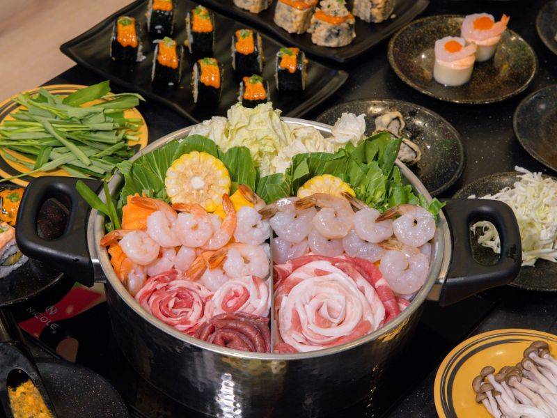 Khi du lịch Nhật Bản, thưởng thức sukiyaki tại nhà hàng truyền thống là cách tuyệt vời để hiểu hơn về văn hóa ẩm thực và phong cách sống của người Nhật.