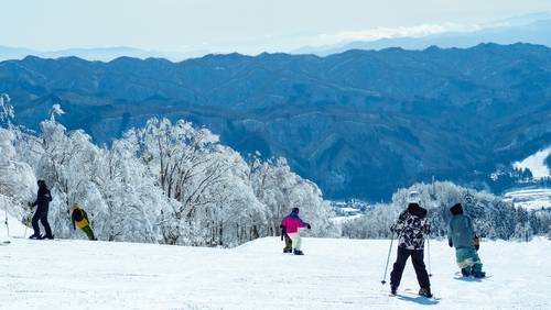 เล่นสกีและสโนว์บอร์ดที่ Hakuba Valley