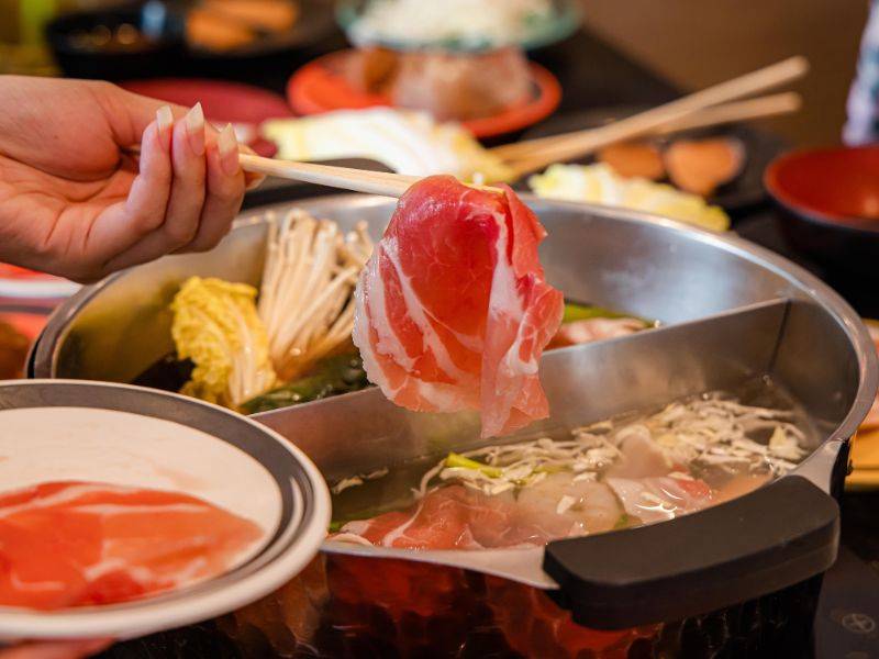 Shabu Shabu là một món ăn Nhật Bản gồm những miếng thịt bò hoặc thịt lợn thái mỏng được nấu nhanh với rau củ trong nước sôi rồi chấm với nước sốt. 