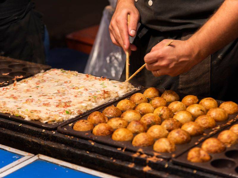 Takoyaki là một món ăn đường phố nổi tiếng của Nhật Bản, được làm từ bột mì pha loãng, nướng trong khuôn tròn chuyên dụng và có nhân bạch tuộc (tako) ở bên trong. Món ăn này thường được phục vụ nóng, phủ sốt Takoyaki, mayonnaise Nhật, rong biển khô và cá bào