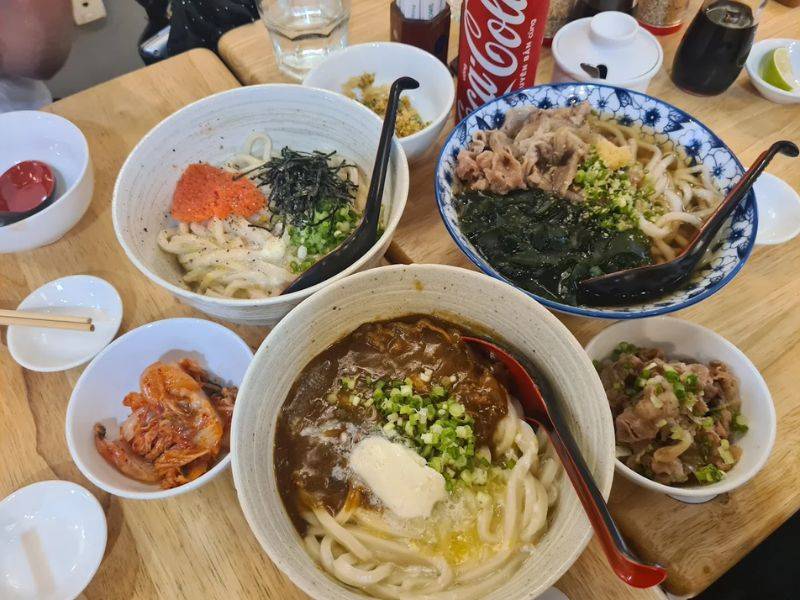 Một bữa ăn Udon thường sẽ có mì Udon, hành lá và tempura. 