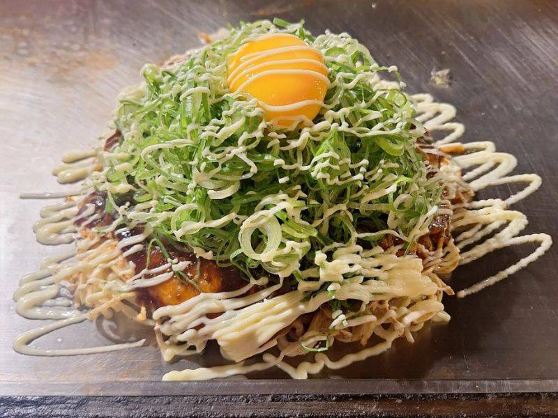 Okonomiyaki là một loạt street food rất được ưa chuộng trong ẩm thực Nhật Bản.