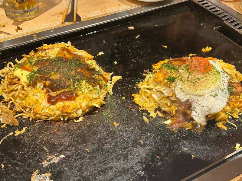 Okonomiyaki đúng điệu thì nên thưởng thức ở Osaka, nhưng thường thì mọi người đều có thể kiếm các quán ngon không kém tại Tokyo ~ Mỗi nơi đều có cách chế biến riêng và ngon miệng.