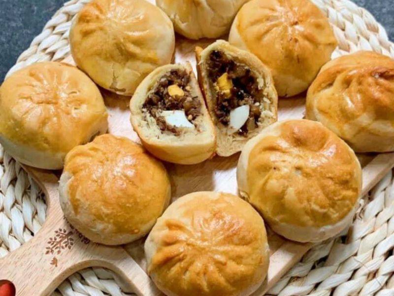 Bánh xíu páo là món ăn vặt đã gắn liền với ký ức của nhiều người Nam Định. Đây là đặc sản Nam Định must try nếu bạn có dịp ghé thăm nơi đây đó.