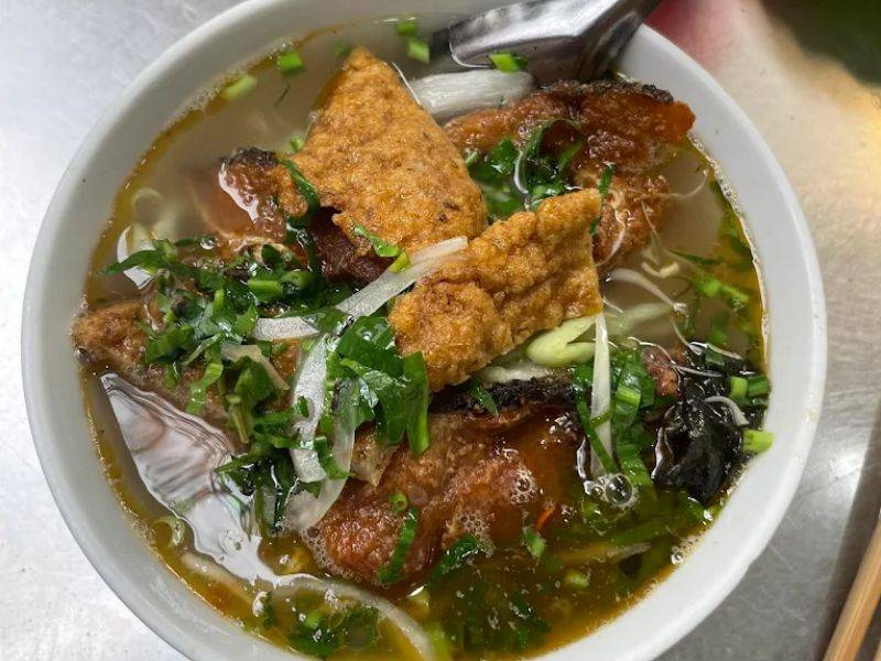 Nhắc đến đặc sản Nam Định thì bạn nhất định đừng quên bún đũa Nam Định nổi tiếng. bún đũa nằm Sợi bún to bản, mềm mà vẫn giữ độ dai nhất định. Món này có thể ăn với nhiều loại nước dùng như riêu cua, cá rô rán giòn hoặc nước xương hầm. 