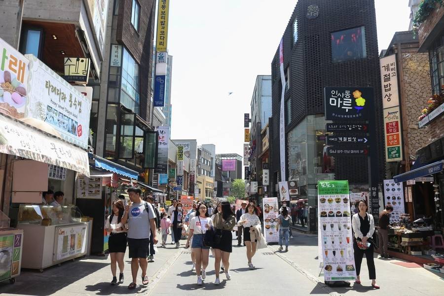 Phố cổ Insadong là địa điểm du lịch hút khách tại thủ đô Seoul. 