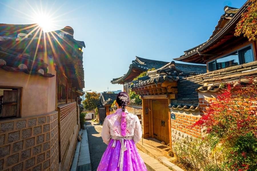 Làng cổ Bukchon Hanok là điểm đến hấp dẫn cho các tín đồ mê chụp ảnh. 