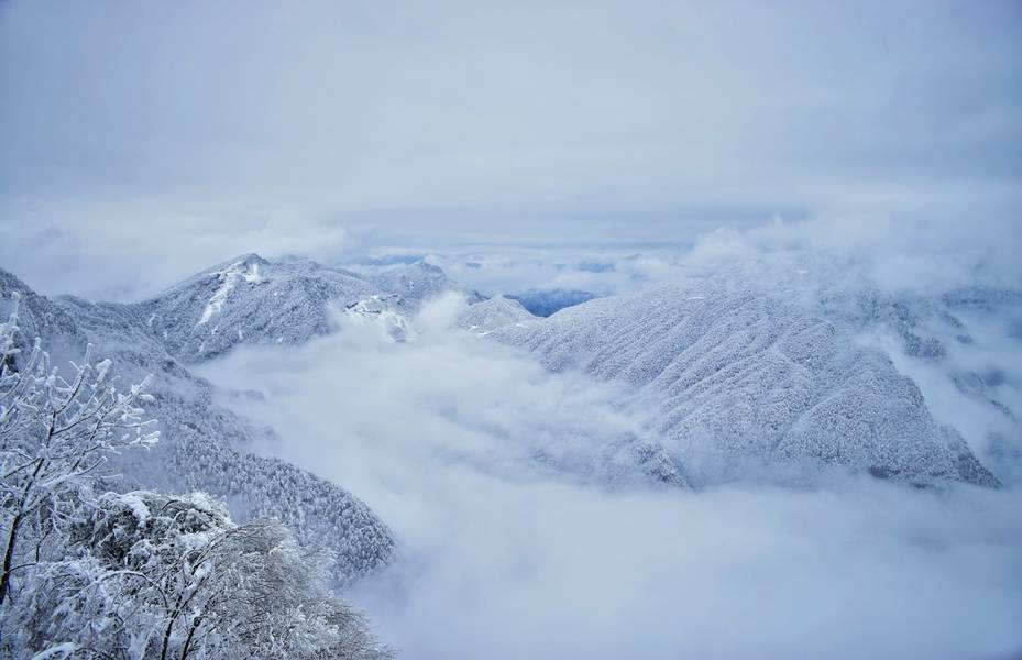 Longtoushan được bao phủ bởi lớp tuyết dày trong mùa đông.
