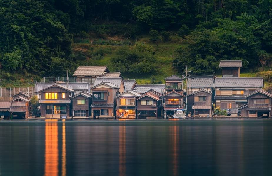 Ánh đèn từ Funaya nhuộm vàng mặt vịnh, tạo nên khung cảnh lung linh tuyệt đối. 