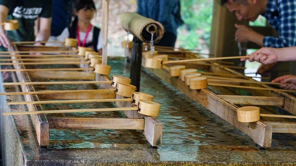 Nghi thức thanh tẩy Temizuya sẽ được du khách thực hiện trước khi bước vào đền Meiji Jingu
