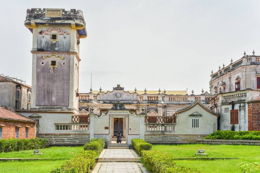 Tháp Đức Nguyệt là công trình kiến trúc quân sự độc đáo nhất trên đảo. 