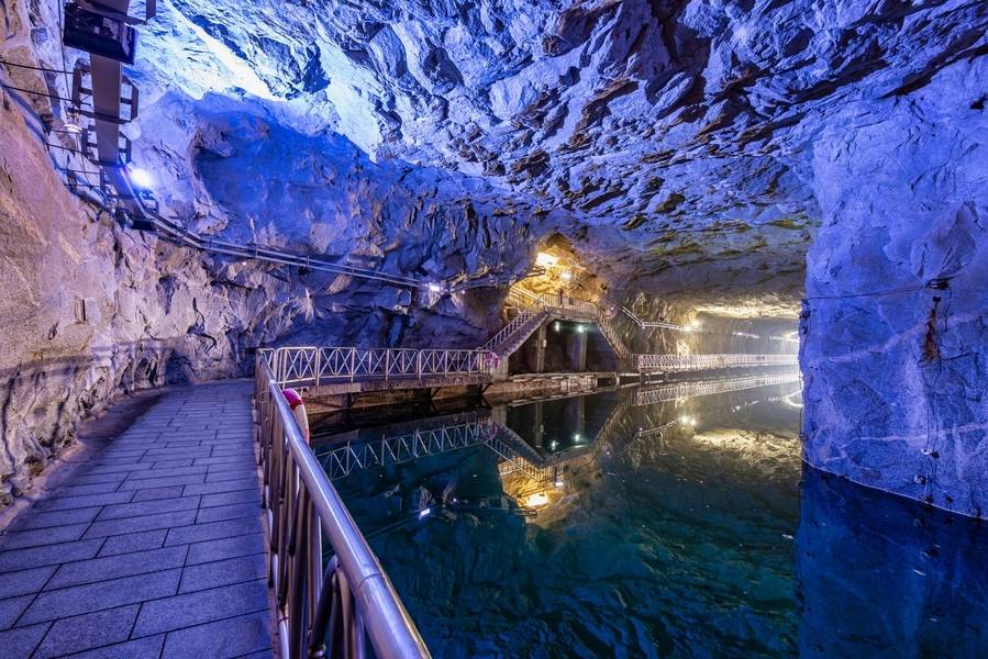 Quy mô hoành tráng và thiết kế độc đáo của đường hầm Zhaishan khiến du khách thích thú. 
