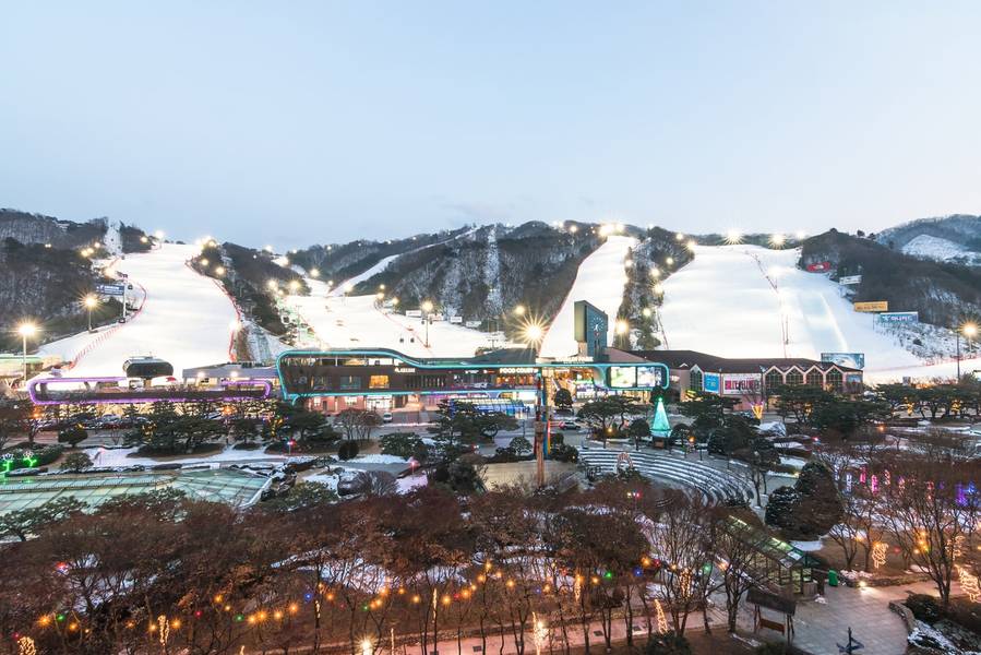 Vivaldi Park Ski World trở nên lung linh hơn khi lên đèn. 