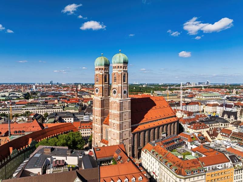 Từ đài quan sát của nhà thờ Frauenkirche du khách có thể ngắm nhìn toàn cảnh thành phố Munich. 
