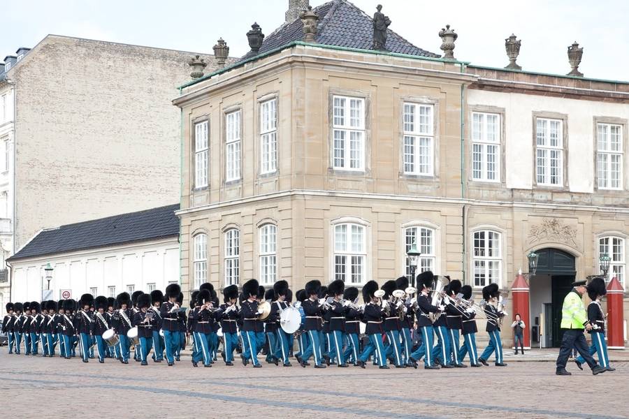 Lễ đổi gác Hoàng gia diễn ra tại cung điện. 
