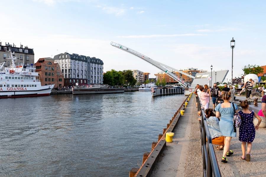 Bến cảng Motława với chiếc cần câu cũ huyền thoại tại Ba Lan. 
