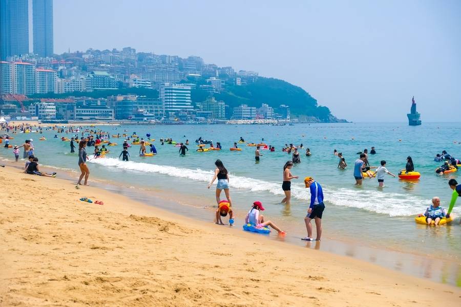 Vô vàn hoạt động vui chơi hấp dẫn được tổ chức tại bãi biển Busan. 
