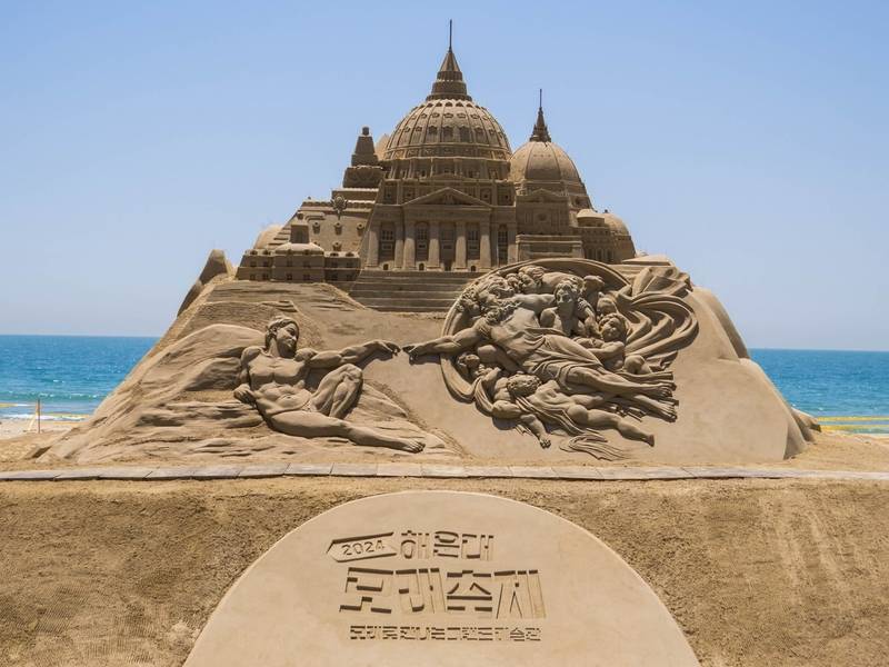 Du khách được chiêm ngưỡng các tác phẩm nghệ thuật độc đáo tại Haeundae Sand Festival. 

