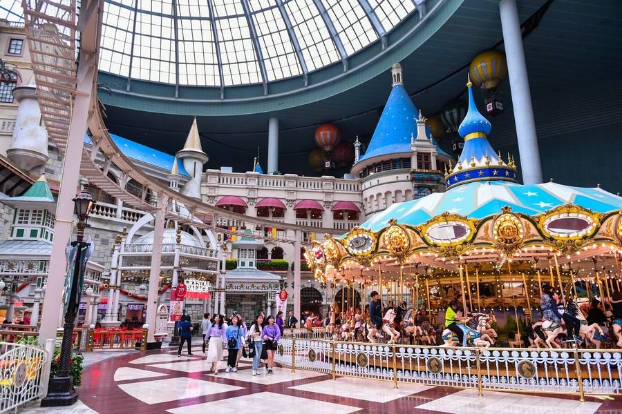 Lotte World Adventure là toạ độ vui chơi hấp dẫn dành cho cả gia đình. 