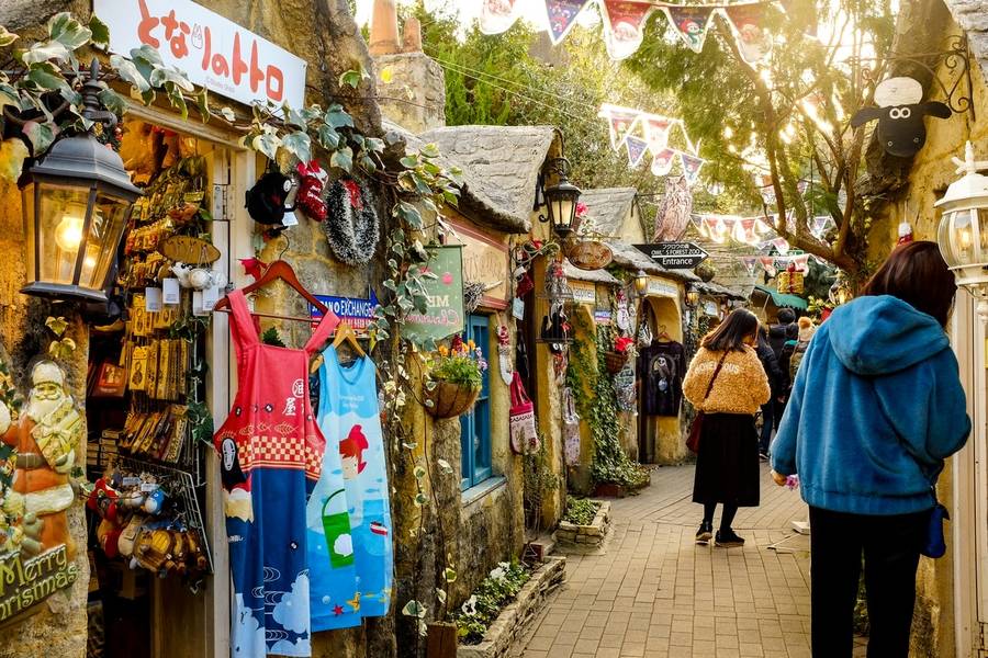 Dạo bước giữa Yufuin Floral Village để cảm nhận vẻ đẹp mộng mơ rất riêng. 