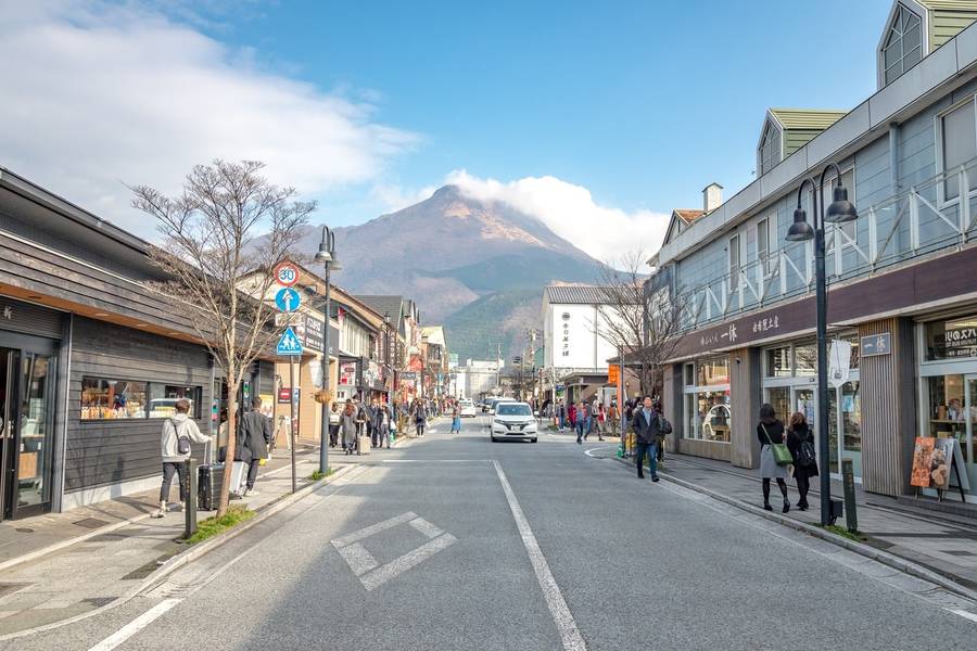 Yunotsubo Kaido là con phố nhộn nhịp của Yufuin, tập trung nhiều cửa hàng, quán ăn. 