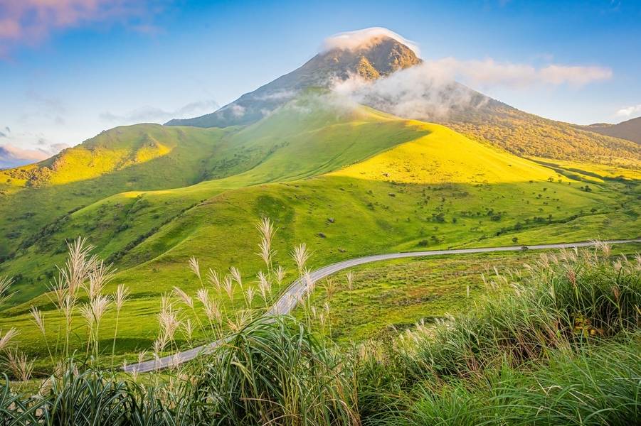 Núi Yufu nổi bật giữa Yufuin với khung cảnh thiên nhiên hùng vĩ. 