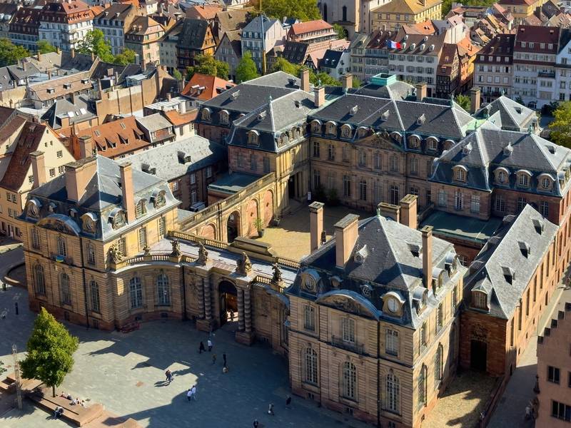 Palais Rohan tráng lệ, nổi bật giữa khu nhà gỗ của thành phố Strasbourg
