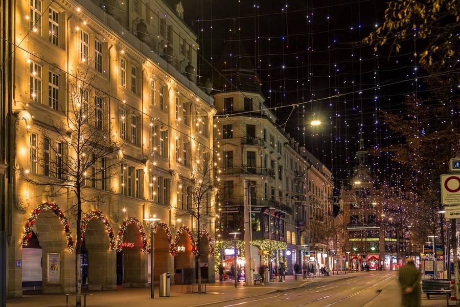 Khu phố cổ Zurich rực rỡ mùa Giáng Sinh. 