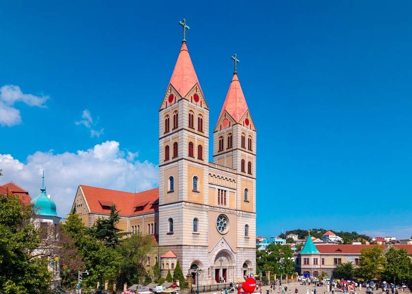 St. Michael’s Cathedral nổi bật với hai tháp chuông đôi. 
