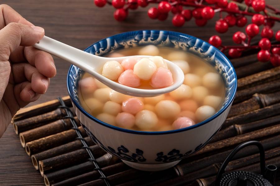 Desserts That Pair Beautifully with CNY Cookies
